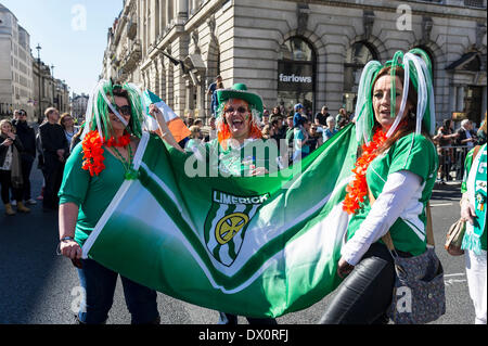 Londres, Royaume-Uni. 16 mars 2014. Trois femmes irlandaises célébrer au cours de l'assemblée annuelle St Patrick's Day Parade à Londres. Photographe : Gordon 1928/Alamy Live News Banque D'Images