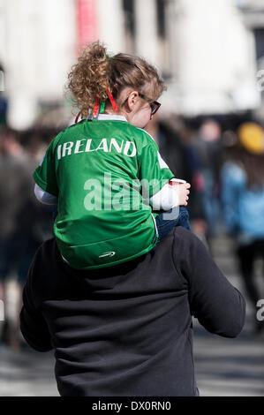 Londres, Royaume-Uni. 16 mars 2014. Une jeune fille portant un T shirt irlandais s'effectue sur les épaules de son père au cours de l'assemblée annuelle St Patrick's Day Parade à Londres. Photographe : Gordon 1928/Alamy Live News Banque D'Images