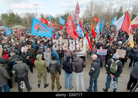 Odessa, Ukraine. 16 mars, 2014. Assemblée du peuple Antimaidan -'Champ Koulikovo'. Cette démonstration en champ Koulikovo, Odessa, Ukraine (Ukraine du Sud), contre le nouveau gouvernement de Kiev, contre le national-fascisme, à un référendum, et à l'appui de la Crimée et des peuples de Crimée, Crédit : KEN VOSAR//Alamy Live News Banque D'Images