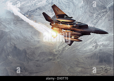 L'US Air Force F-15E Strike Eagle de la 391e Escadron expéditionnaire de la Base aérienne de Bagram déploie des leurres thermiques au cours d'une patrouille de combat le 15 décembre 2008 sur la province d'Helmand, en Afghanistan. Banque D'Images