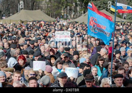 Odessa, Ukraine. 16 mars, 2014. Assemblée du peuple Antimaidan -'Champ Koulikovo'. Cette démonstration en champ Koulikovo, Odessa, Ukraine (Ukraine du Sud), contre le nouveau gouvernement de Kiev, contre le national-fascisme, à un référendum, et à l'appui de la Crimée et des peuples de Crimée, Crédit : KEN VOSAR//Alamy Live News Banque D'Images