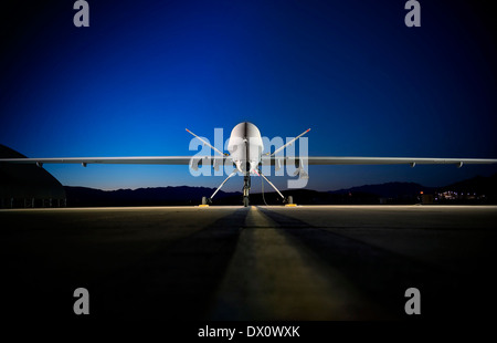 L'US Air Force MQ-9 Reaper drone se trouve sur l'aire à Creech Air Force Base au crépuscule le 19 juin 2008 à Indian Springs, Nevada. Banque D'Images