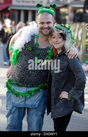 Londres, Royaume-Uni. Mar 16, 2014. Couple dans Leicester Square. Le jour de rue Patrick Célébrations dans le centre de Londres, Royaume-Uni. Credit : Nick Savage/Alamy Live News Banque D'Images