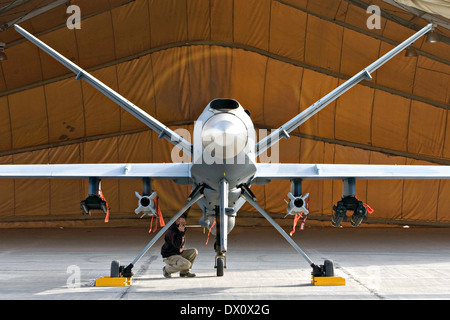 Un entretien de l'US Air Force airman inspecte un MQ-9 Reaper drone sur le terrain le 29 septembre 2007 en Afghanistan. Banque D'Images