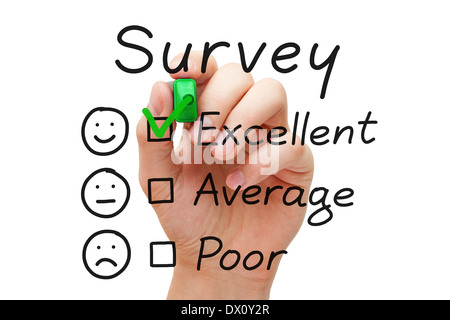 Mettre la main verte marque sur le marqueur de l'excellent survey formulaire d'évaluation. Banque D'Images