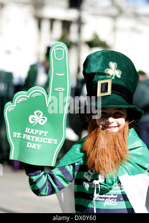 Londres, Grande-Bretagne. Mar 16, 2014. Un adolescent vêtu de couleurs vives participe au défilé de la Saint-Patrick à Londres, Grande-Bretagne, le 16 mars 2014. Credit : Bimal Gautam/Xinhua/Alamy Live News Banque D'Images