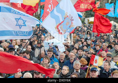 Odessa, Ukraine. 16 mars, 2014. Assemblée du peuple Antimaidan -'Champ Koulikovo'. Cette démonstration en champ Koulikovo, Odessa, Ukraine (Ukraine du Sud), contre le nouveau gouvernement de Kiev, contre le national-fascisme, à un référendum, et à l'appui de la Crimée et des peuples de Crimée, Crédit : KEN VOSAR//Alamy Live News Banque D'Images