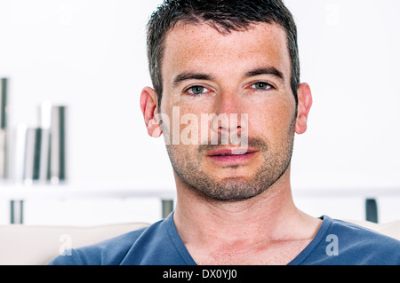 Naturel et détendu à la jeune homme Banque D'Images