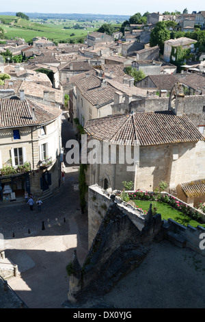 Donnant sur l'immeuble dans la ville de Saint Emilion Bordeaux France Banque D'Images