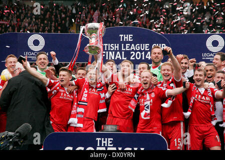 Glasgow, Ecosse. Mar 16, 2014. Célébrations de l'équipe avec tasse après la finale de Coupe de ligue écossaise entre Aberdeen et Inverness Caledonian Thistle FC FC au Celtic Park. Aberdeen a gagné 4-2 sur les pénalités. Credit : Action Plus Sport/Alamy Live News Banque D'Images