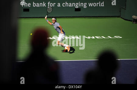 16 mars 2014, Indian Wells, CA : [7] Roger Federer (SUI) vs vs en action [2] Novak Djokovic (SRB) au cours de la Men's finale au BNP Paribas Open à Indian Wells Tennis Garden à Indian Wells, en Californie, John Green/CSM Banque D'Images