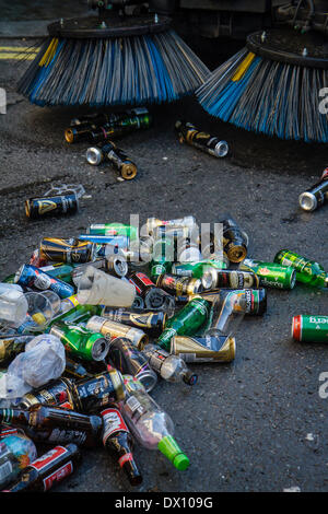 Après les célébrations, les employés du conseil se sont mis à nettoyer les bouteilles de bière et les canettes. Londres. ROYAUME-UNI Banque D'Images