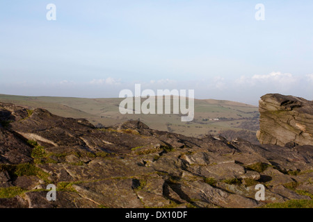 Vue depuis les Rochers de bord Taxal Windgather Kettleshulme Sponds vers Hill et Lyme Handley Derbyshire Angleterre Cheshire Banque D'Images