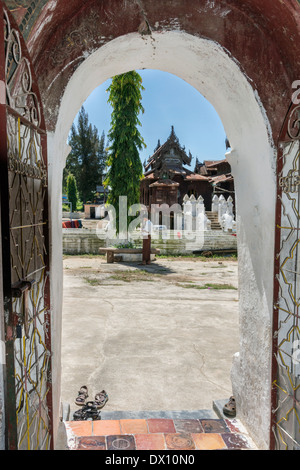 Monastère Shwe Yaunghwe Kyaung vu de stupa porte, Nyaungshwe, lac Inle, Myanmar Banque D'Images