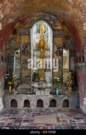À l'intérieur du stupa, Shwe Yaunghwe Kyaung Monastère, Nyaungshwe, lac Inle, Myanmar Banque D'Images