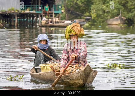 Les vêtements aux couleurs vives du lac villageois va au marché en canoë, tonie sap, près de Siem Reap, Cambodge 2009 Banque D'Images