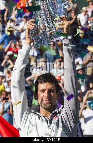 Los Angeles, Californie, USA. Mar 16, 2014. Novak Djokovic, de Serbie, célèbre avec son trophée après avoir battu Roger Federer, de Suisse, lors de la finale masculine du BNP Paribas Open de tennis le dimanche, Mars 16, 2014, à Indian Wells, en Californie. Djokovic a gagné 3-6, 6-3, 7-6. Ringo : crédit Chiu/ZUMAPRESS.com/Alamy Live News Banque D'Images