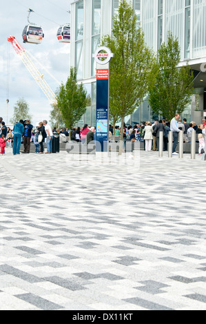 Les gens font la file pour utiliser le nouveau câble unis qui va de la péninsule de Greenwich et de l'Unis Royal Docks. Banque D'Images