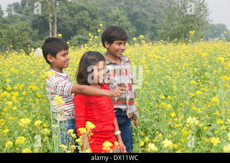 Les enfants indiens dans les exploitations rurales permanent Banque D'Images