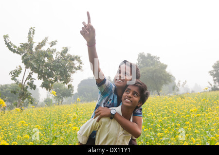 Les enfants indiens Standing in Farm Banque D'Images