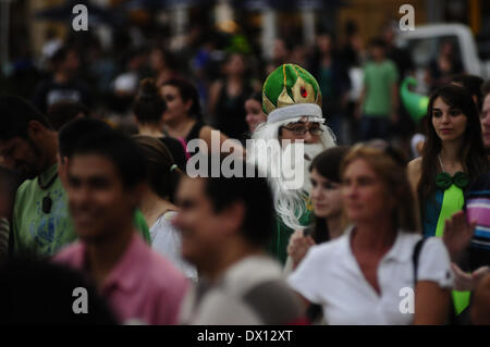 Buenos Aires, Buenos Aires, Argentine. Mar 16, 2014. Un homme habillé en Saint Patrick walsk parmi la foule lors de célébration de la journée Patrick Sanit à Buenos Aires. La célébration comprenait la traditionnelle parade, musique live et stands de vente de nourriture irlandaise, merchandising et bien sûr la bière. Credit : Patricio Murphy/ZUMAPRESS.com/Alamy Live News Banque D'Images