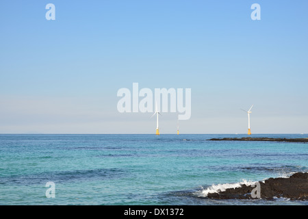 Les générateurs d'énergie éolienne en mer, l'île de Jeju Banque D'Images