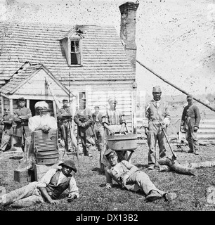 Yorktown, Virginia (environs). Groupe de contrabands à Allen's farm house près de Williamsburg Road 1860 USA Guerre Civile Banque D'Images