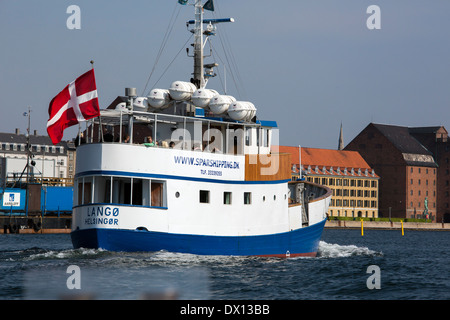 Navire quittant le port de Copenhague pour Helsingor au Danemark Banque D'Images