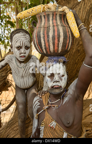 Femme Mursi avec la lèvre plate et ses fils dans la basse vallée de l'Omo d'Ethiopie. Banque D'Images