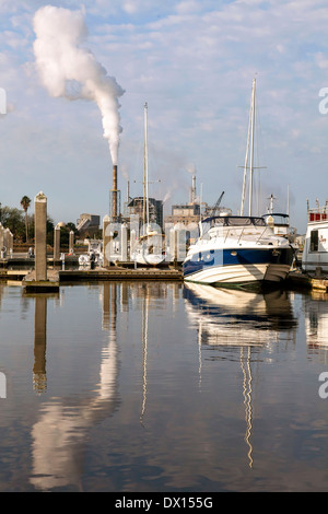 Bateaux à quai dans le port de Baltimore et une centrale électrique avec cheminées visible au-delà, aux États-Unis. Banque D'Images