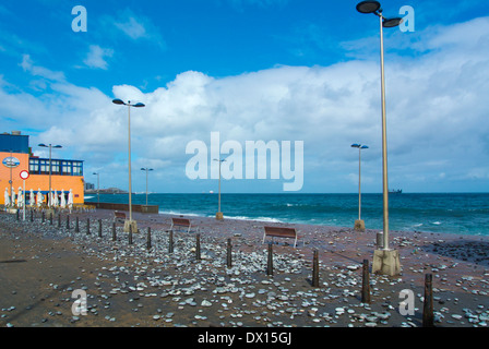 Des pierres lancées sur la promenade au cours de tempête, Calle Marina street, San Cristobal village, Las Palmas, Gran Canaria, les Iles Canaries Banque D'Images