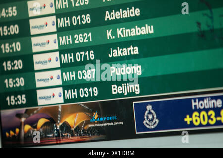 Le nouveau code de vol Malaysian Airline System Bhd.'s (MAS) Beijing à Kuala Lumpur, MH 319, s'affiche sur un écran d'informations à l'Aéroport International de Kuala Lumpur (KLIA) à Sepang, Malaisie, le vendredi 14 mars, 2014. Banque D'Images