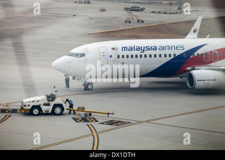 Un Boeing Co. 737-800 exploité par Malaysian Airline System Bhd. (MAS) est prêt pour décoller à l'Aéroport International de Kuala Lumpur (KLIA) à Sepang, Malaisie, le vendredi 14 mars, 2014. Banque D'Images