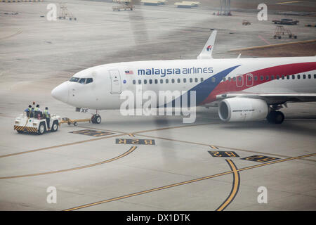 Un Boeing Co. 737-800 exploité par Malaysian Airline System Bhd. (MAS) est prêt pour décoller à l'Aéroport International de Kuala Lumpur (KLIA) à Sepang, Malaisie, le vendredi 14 mars, 2014. Banque D'Images