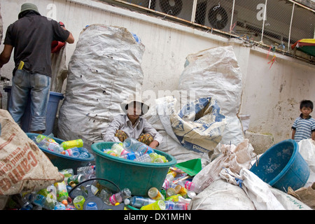 De grands bassins sont remplis de bouteilles en plastique à une corbeille de collecte de recyclage salon à Phnom Penh, Cambodge. Banque D'Images