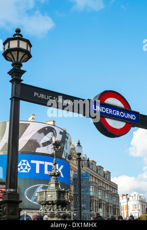 Londres, Royaume-Uni - 14 mars : avec la lumière d'entrée souterraine célèbre Piccadilly Circus corner. 01 mars 2014 à Londres. Banque D'Images