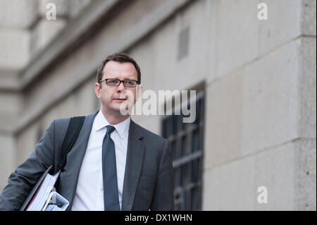 17 mars, 2014. Old Bailey, London, UK. Le procès de l'ancien chef de l'exécutif International Actualités Rebekah Brooks, Andy Coulson et d'autres liées à des soupçons de piratage téléphonique à l'ancienne news journal du monde, continue à l'Old Bailey, London. Photo : ANDY COULSON. Credit : Lee Thomas/Alamy Live News Banque D'Images