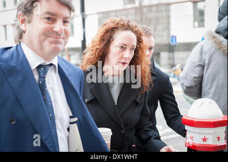 17 mars, 2014. Old Bailey, London, UK. Le procès de l'ancien chef de l'exécutif International Actualités Rebekah Brooks, Andy Coulson et d'autres liées à des soupçons de piratage téléphonique à l'ancienne news journal du monde, continue à l'Old Bailey, London. Sur la photo : de gauche à droite : CHARLIE BROOKS ; REBECCA BROOKS. Credit : Lee Thomas/Alamy Live News Banque D'Images