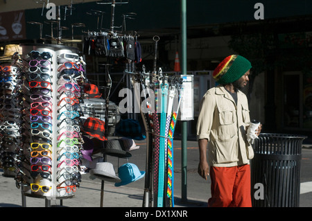 L'une des boutiques de mode de East Village. La zone autour de l'Astor Place, est une région d'​​The East Village dire avec près de bord Banque D'Images