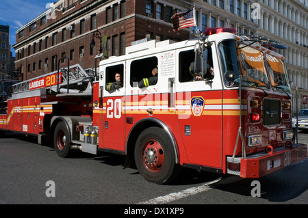 Un camion d'incendie à partir de l'East Village. East Village est probablement le haut lieu social de New York. Contrairement à Greenwich Village, village CCE Banque D'Images