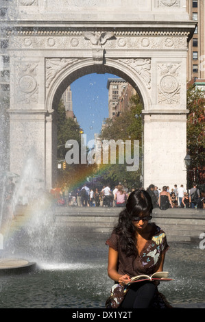 Une jeune fille lisant un livre à Washington Square Park à Greenwich Village. L'un des plus grands points forts du parc, est le Stanford Banque D'Images