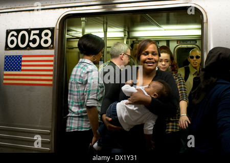 Les gens sortent de la gare Pennsylvania Station. La soi-disant Penn Station est situé au sud-ouest de midtown Banque D'Images