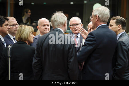 Bruxelles, Belgique. 17 mars 2014. (L-R) le ministre estonien des affaires étrangères Urmas Paet, Ministre des Affaires étrangères finlandais, Erkki Tuomioja, Ministre britannique des affaires étrangères William Hague, ministre néerlandais des affaires étrangères, Frans Timmermans, ministre français des Affaires étrangères, Laurent Fabius, ministre des Affaires étrangères suédois Carl Bildt et Radoslaw Sikorski, ministre polonais des Affaires étrangères au début de l'Union européenne Conseil des ministres des affaires étrangères sur la situation en Ukraine au siège du Conseil européen à Bruxelles, Belgique le 17.03.2014. Dpa : Crédit photo alliance/Alamy Live News Banque D'Images