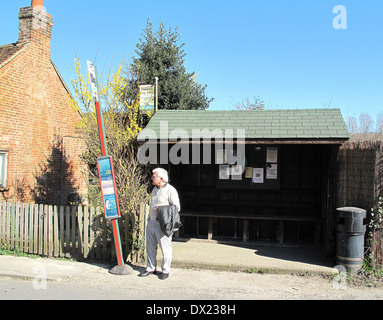 Représentant l'article à l'arrêt de bus à Shoreham Kent Banque D'Images