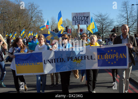 Londres, Royaume-Uni. 16 mars 2014. Des milliers d'Ukrainiens ont marché de Marble Arch à manifester devant l'ambassade de Russie à Hyde Park, Londres 16/03/2014 Credit : JOHNNY ARMSTEAD/Alamy Live News Banque D'Images