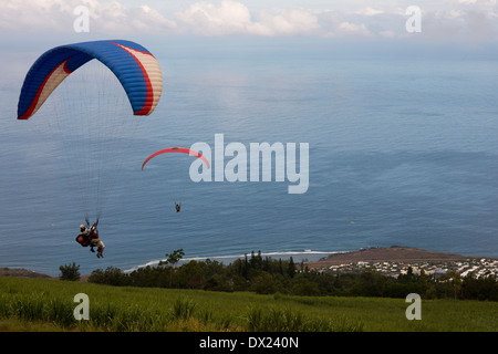 Parapente le long de la plage à St Leu. L'île de la réunion est l'un des plus reconnus dans le monde du parapente. Banque D'Images