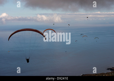 Parapente le long de la plage à St Leu. L'île de la réunion est l'un des plus reconnus dans le monde du parapente. Banque D'Images