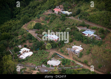 Vue aérienne de certaines maisons à St Leu. Parapente le long de la plage à St Leu. L'île de la réunion est l'un des plus reconnu Banque D'Images