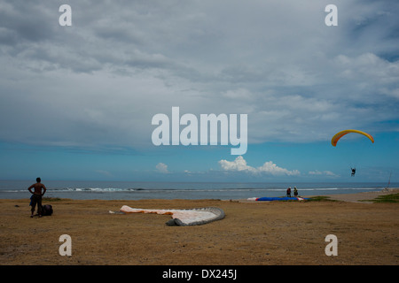 Parapente le long de la plage à St Leu. L'île de la réunion est l'un des plus reconnus dans le monde du parapente. Banque D'Images