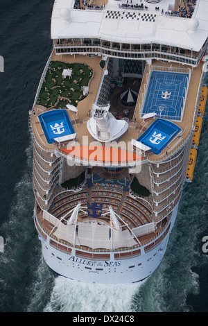 Photo aérienne de l'Allure of the Seas, un navire de croisière appartenant à Royal Caribbean voile vers le pont Storebaelt au Danemark. Banque D'Images